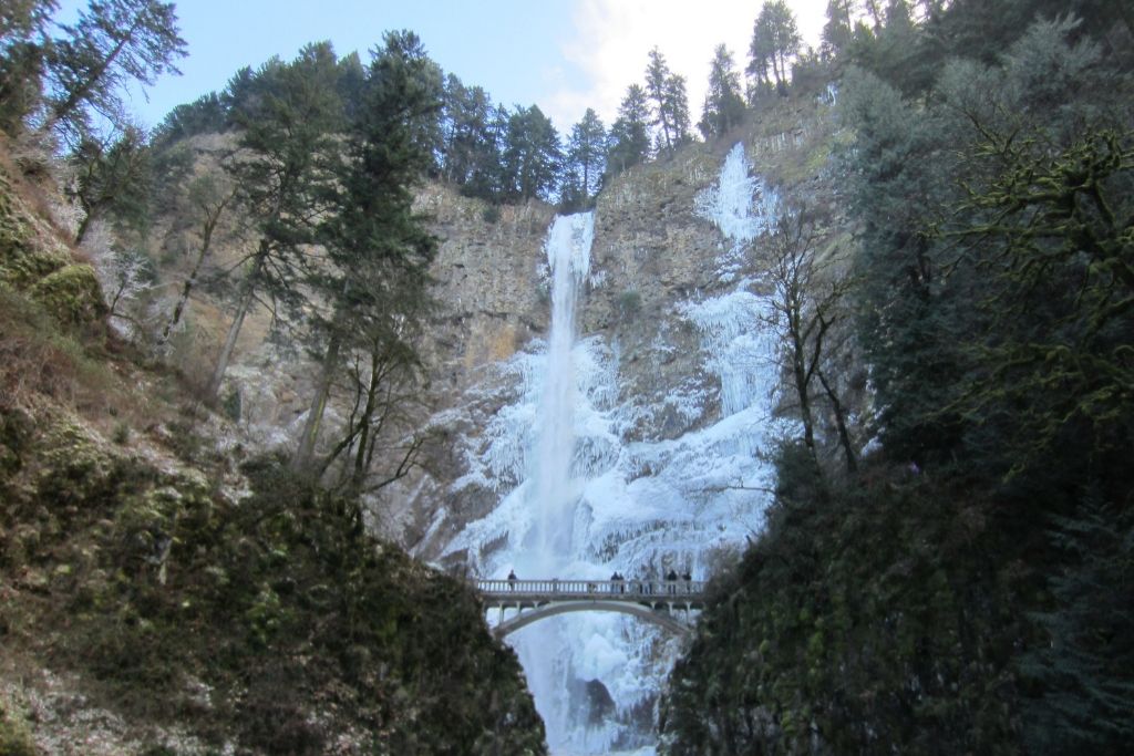 Take your Partner to the Multnomah Falls - 5 Best Portland Dating Ideas